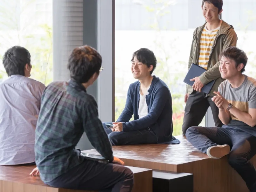 オフィスで談笑する社員たちの様子